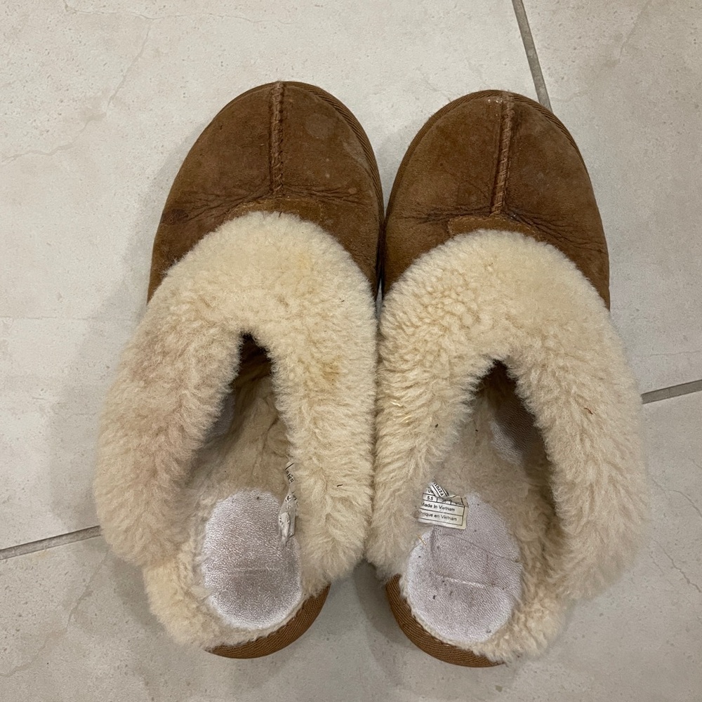 UGG SLIPPERS